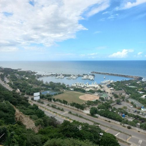 Imagen 20 de 20 de Apartamento En Playa Grande Con Inmejorable Ubicación. Vista Al Club Playa Grande Y Marina Grande. Luminoso,piso Medio. Edificio Bien Conservado.buen Condominio.