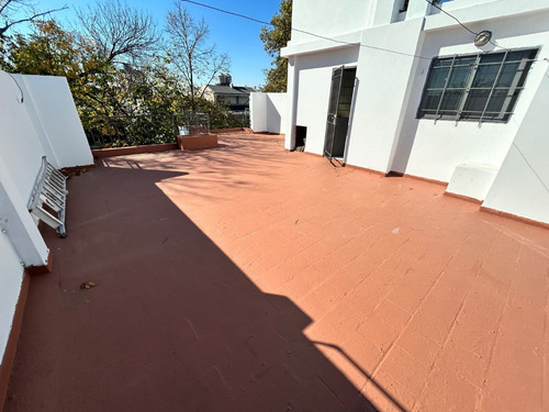 Casa En Alquiler En Excelente Zona De 5amb Con Dependencia Y Escritorio En Villa Devoto