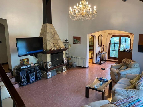 Imponente Chalet En Sierra De Los Padres En 4 Lotes Con Pileta Y Portón Automático. Gran Parque Con Variedad De Plantas Y Arboles. Gran Inversión. Retazada Urge Vender