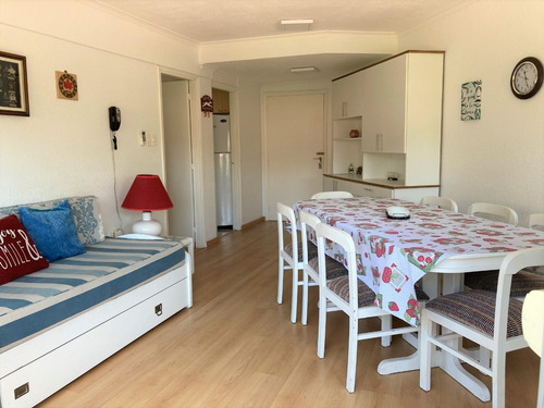 Imagen 2 de 15 de Hermoso Apartamento A Metros De Playa Mansa, Parada 10.
