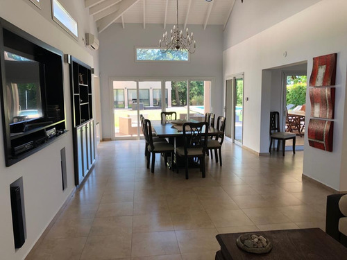 Casa Moderna En El Golf Country Club