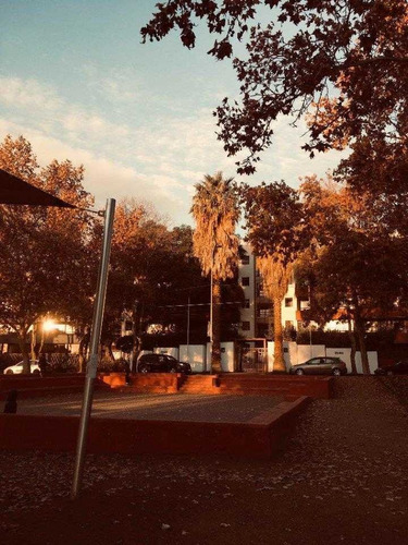 Hermosa Casa De Un Piso Con Mansarda, En Barrio Consolidado