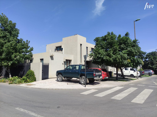 Se Vende Impecable Casa Mediterránea En Condominio Rukán.