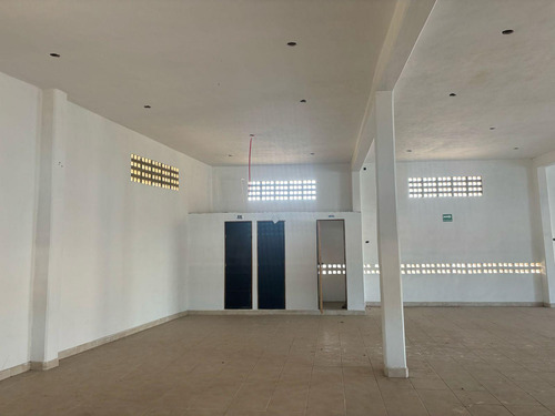 Renta De Local Comercial En Av. Principal En Planta Alta
