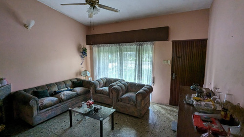 Dueño Vende 2 Casa En Un Solo Padron En Barrio Colón Cerca De Todos Los Servicios.