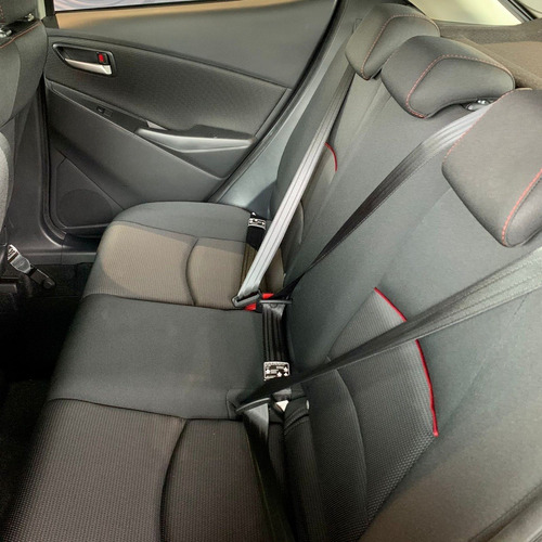 Imagen 12 de 14 de Mazda 2 Sport Carbon Edition Cuarzo Platino
