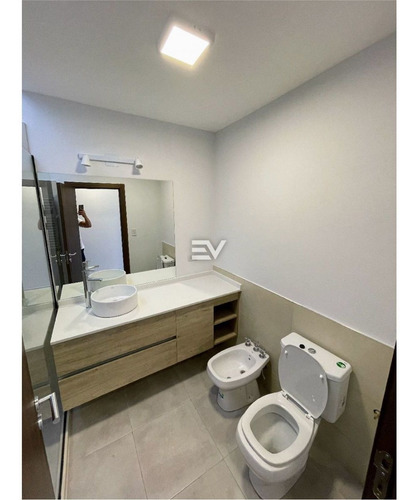 Imagen 16 de 22 de Venta. Claros Del Bosque. Casa Desarrollada En 1 Sola Planta. 2 Dorm 2 Baños Completos Patio Galeria Cochera