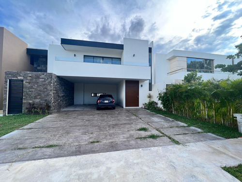 Casa En Venta En Mérida, Privada Parque Natura, Junio 2023.