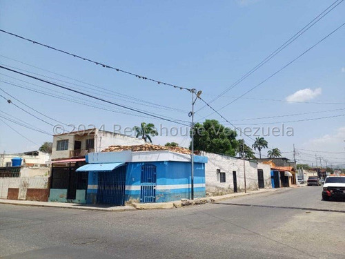 Raiza Suarez Vende Terreno Comercial Al Oeste De Barquisimeto,- 2 4 2 4 3 5 5-. Amplio Terreno Con Mucho Potencial, Casa Rural Para Remodelar Al Gusto, Se Encuentra En Plena Esquina Aprovecha!!!