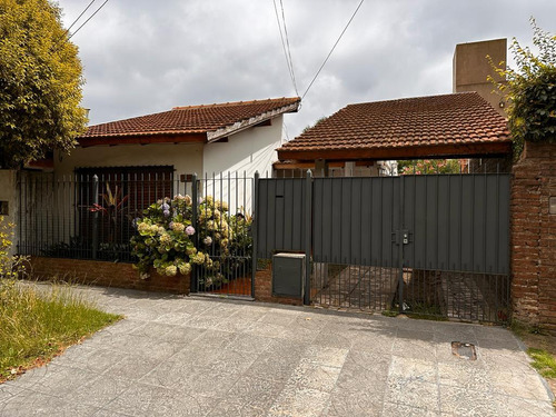 Casa Con Depto Al Fondo Con Entrada Independiente