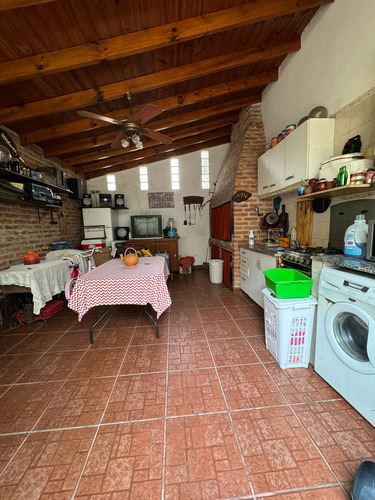 Duplex En Excelente Estado Sobre Calle Medina, Caseros Centro