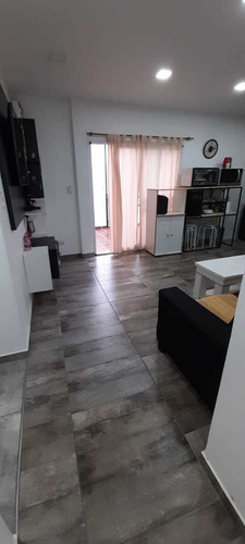 Imagen 2 de 8 de Depto 3 Ambientes Con 2 Patios Y Terraza / R. Mejia