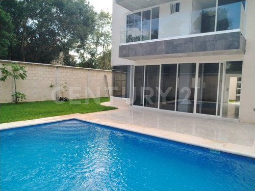 Casa En Venta A Cuadras De Huayacan  En Cancún