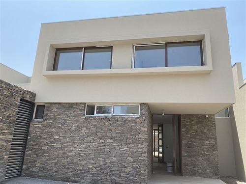 Casa En Venta De 4 Dorm. En Las Condes