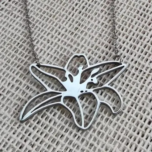 Imagen 2 de 4 de Dije Flor Lily De Acero Con Cadena
