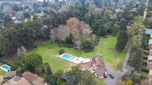 Imponente Casa Sobre Gran Terreno Parquizado En La Lonja, Pilar