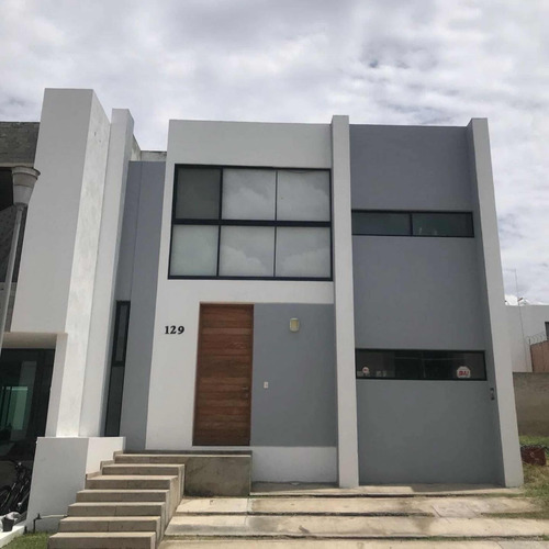 Casa De 3 Recámaras 3 Baños Completos Y Un Medio Baño
