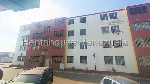 Bray Montoya Vende Amplio Apartamento En Zonas Oeste De La Ciudad De Barquisimeto En Piso Bajo Posee 3 Habitaciones 2 Baños Vigilancia Las 24 Horas Gas Directo 2#5#1#3#5#3#5 Bray Montoya