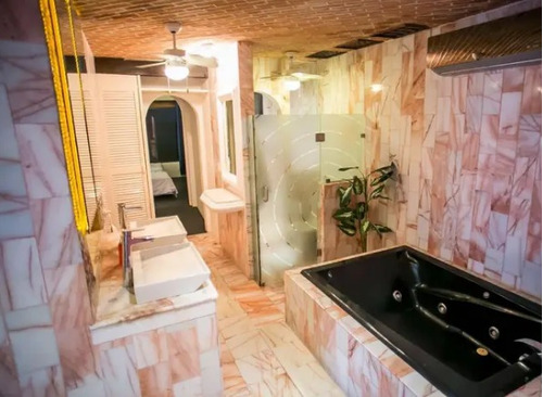 Venta De Villa Con Muelle En Zona Hotelera De Cancun