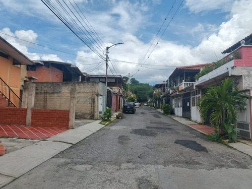 Casa En Venta En Guatire Castillejo De Un Nivel Economica Acogedora En Calle Cerrada Cerca Del Hospital Conjunto Residencial Mucuchies Con Terraza Patio Techado