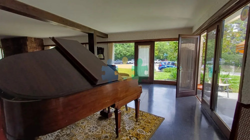 Vende Casa En Zona Comercial En Lugano - Punta Del Este