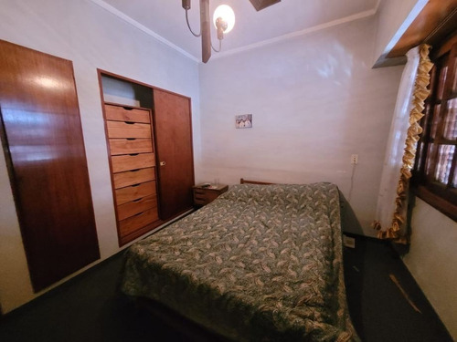 Excelente Chalet,impecable. Piso De Parque, Escalera De Madera, Comedor Diario, Cocina, Garage Para Dos Autos , Hermoso Jardin, Quincho , Parrilla , Placares.... 3 Habitaciones, 3 Baños. Propiedad De