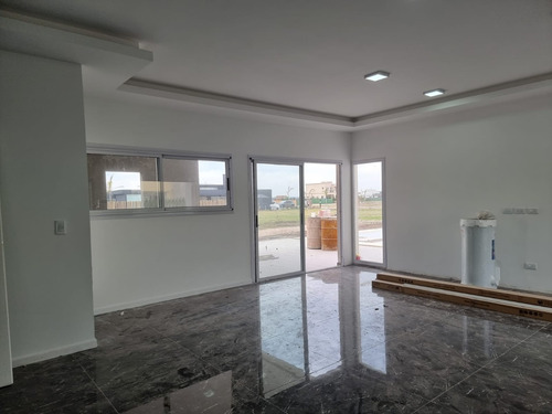 Imagen 5 de 13 de Casa A Estrenar Con Pileta En Lagos De Canning
