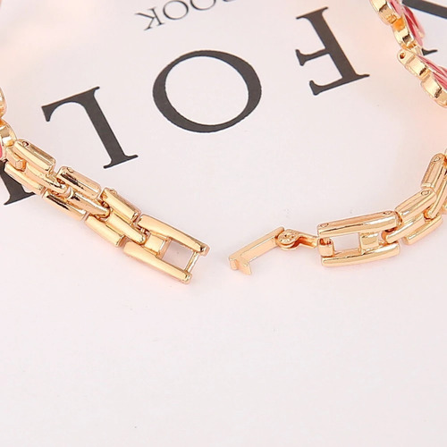 Relógio Dourado Feminino De Pulso Quartz Pulseira Com Pedras Fundo Branco