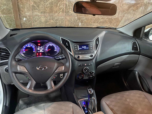 Imagem 9 de 10 de Hyundai Hb20s 2018 1.6 Comfort Plus Flex Aut. 4p