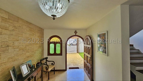 Casa En Venta En La Trinidad Remodelada En Calle Cerrada 25-5053 Jc