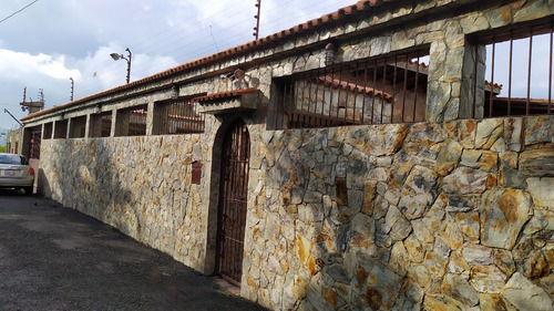 Imagen 1 de 16 de Se Vende En Oportunidad Hermosa Y Muy Acogedora Casa Sector El Naranjal Cerca Lomas De Monteclaro San Josè De Los Altos De 1000mts2 De Terreno Y 196mts2 De Const. Inf. M.fda. Varela. 0424-1045413