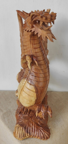 Dragão Esculpido Em Madeira