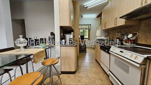 En Venta Hermosa Casa En Excelente Ubicación En Los Samanes 25-17999