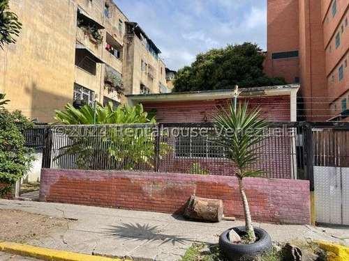Casa Con Excelente Potencial Y Ubicacion A La Venta En Los Chaguaramos #24-24670 On Caracas - Libertador 