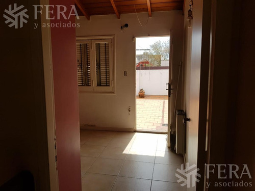 Venta De Casa 5 Ambientes Con Cochera Cubierta Y Patio En Don Bosco (26796)