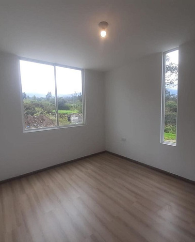 Linda Casa Nueva X Estrenar Esquinera En Ibarra, Se Puede Recibir Carros X Parte De Pago, Sector Muy Seguro Y Tranquilo