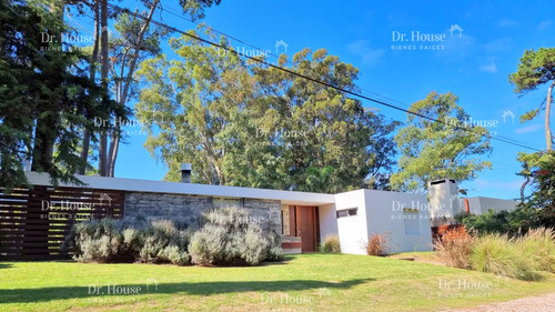 Casa Minimalista En San Rafael, 3 Dormitorios + Dependencia Con Lavadero 