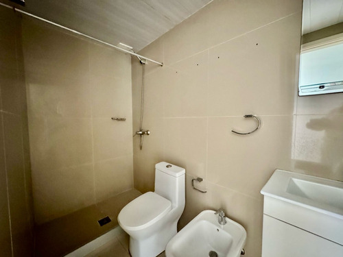 Apartamento En Venta, Tres Cruces. 2 Dormitorios, Balcón, Garage