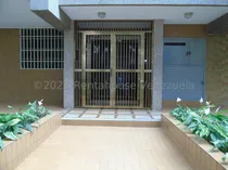Comprar Apartamento Piso Bajo 122m² 3h, 4b, 1p, En Venta San Bernardino, Excelente Oportunidad Tiene Mucho Potencial Para Realizar Remodelaciones Servicio De Agua Constante || Isabel Gómez || Mls #23-28642