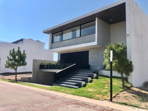Imagen 1 de 14 de Casa De Lujo En Venta En El Condominio Puerta Las Lomas.