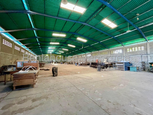 Julian Galindez Vende Galpones En La Avenida Florencio Jimenez Barquisimeto #25-9277