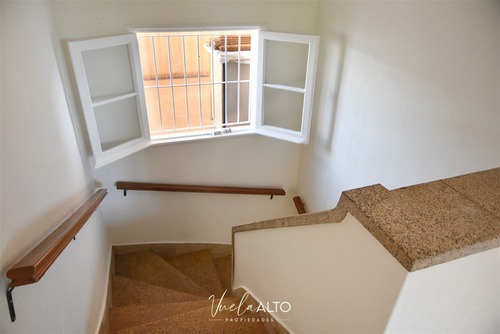 Casa En Venta De 4 Dorm. En Ñuñoa / Pasaje Abierto