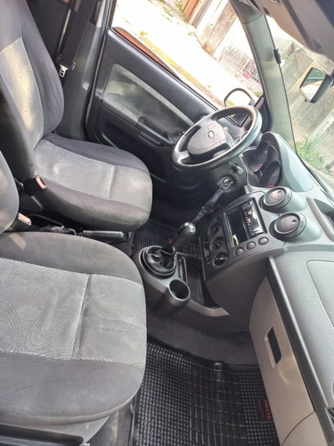 Imagen 10 de 12 de Ford Fiesta Max Ambiente Plus