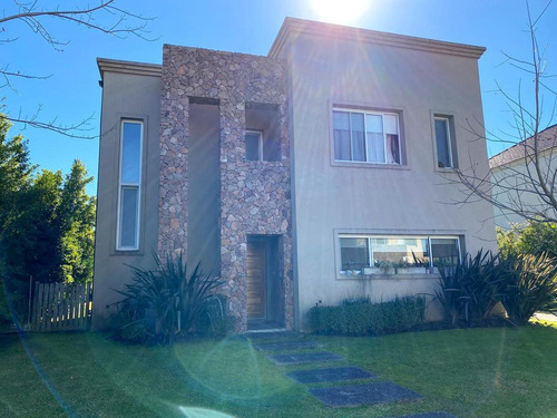 Imagen 1 de 28 de Venta | Casa De 2 Plantas En Lote Interno | Los Alisos