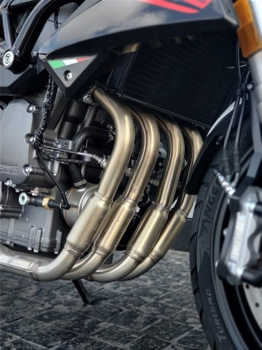 Imagen 18 de 20 de Benelli Tnt 600 Gt Touring Defensas Slider Puños Pie Carrera