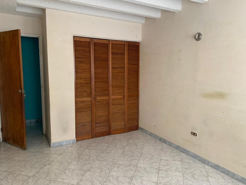 Imagen 2 de 19 de Apartamento En Venta De Oportunidad Juan Griego Edificio La Galera