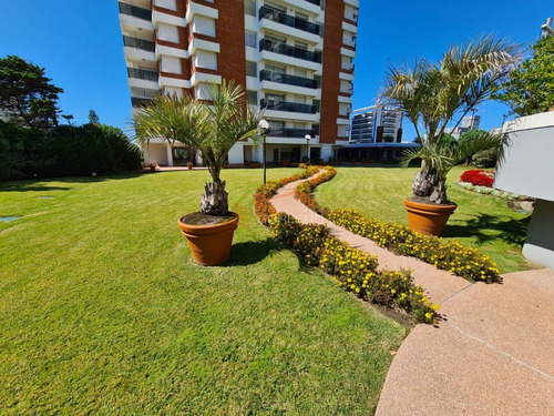 Imagen 15 de 20 de Venta Y Venta De Apartamento En Punta Del Este, Excelente Edificio Con Todos Los Servicios, Piscina Interior Climatizada Todo El Año