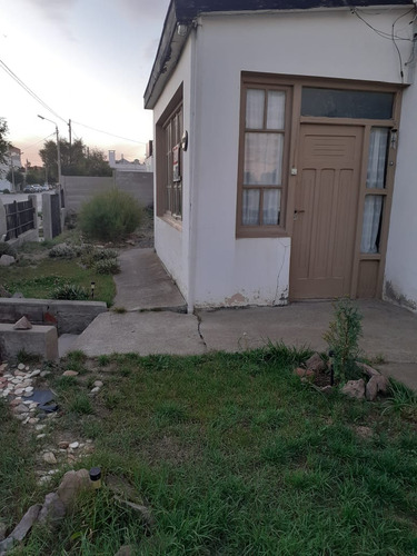 Imagen 8 de 15 de Casa Centrica Con Galpon En Terreno Amplio