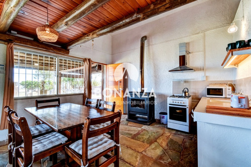 Piriápolis. Casa En Alquiler. Frente A La Playa Y Rambla. Wifi, Directv, Alarma. Mascotas Bienvenidas.