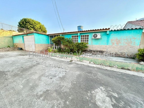 Erika Armeya Vende, Casa En La Urbanizacion Santa Cecilia De Cabudare. Flex: 25-20453